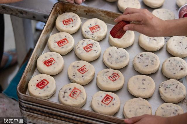 9月6日，浙江省湖州市，吴兴区飞英街道新华路的一家手工月饼铺，工人们正在制作手工月饼。图片来源:伊凡/视觉中国