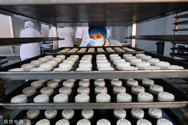 9月6日，江西宜春，万载县三兴镇红旗村的富世龙食品公司，工人正在生产线上加工百合流心月饼。图片来源:邓龙华/视觉中国