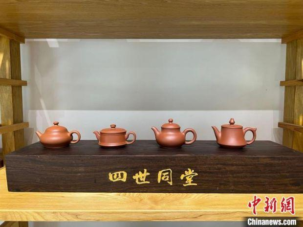 章海元一家四代的手拉壶精品《四世同堂》。　方伟彬 摄