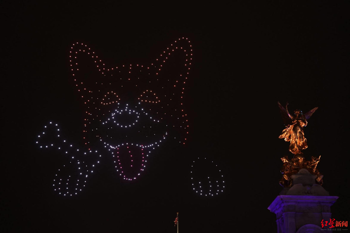 ↑今年6月，在庆祝英国女王登基70周年的庆典上，无人机灯光表演展示了柯基犬的造型