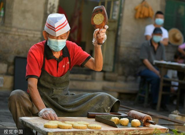 9月6日，石家庄，于银柱使用传统模具制作月饼。中新社记者 翟羽佳 摄