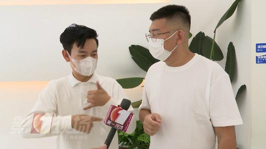 ▲文锋（左）深圳简幸福科技有限公司总经理和手语老师（右）