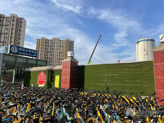 项目现场紧邻太阳宫地铁站 每经记者 王佳飞 摄