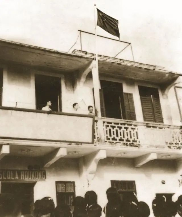 △1949年10月1日，濠江中学升起第一面国旗