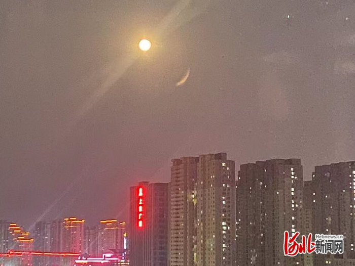 儿子说想家了，顺便发一张月亮照片，我马上回复儿子，妈妈也想你，这是故乡的月亮！深深体会“天涯共此时”！ 纵览网友供图