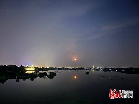 石家庄正定子龙大桥，滹沱河与明月相映成趣。纵览网友张玉供图