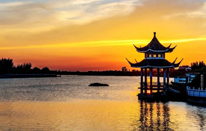 吴川市梅菉桥头鉴水晚亭 。陈永明 摄