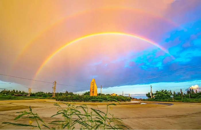 黄昏雨后，吴阳金海岸双虹遇上晚霞。余国强 摄