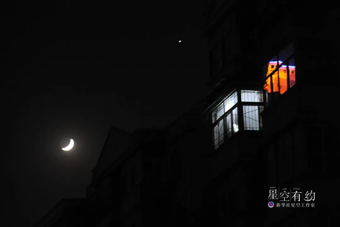 2014年5月4日晚在山西太原拍摄的木星合月天象。新华社记者詹彦 摄