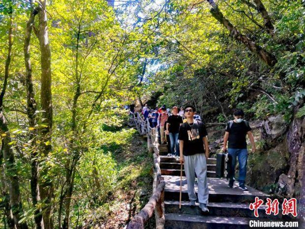 游客在黄山游览 解传光 摄