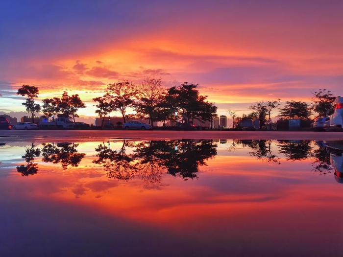 赤坎调顺路口薄暮冥冥。雷鹏  摄
