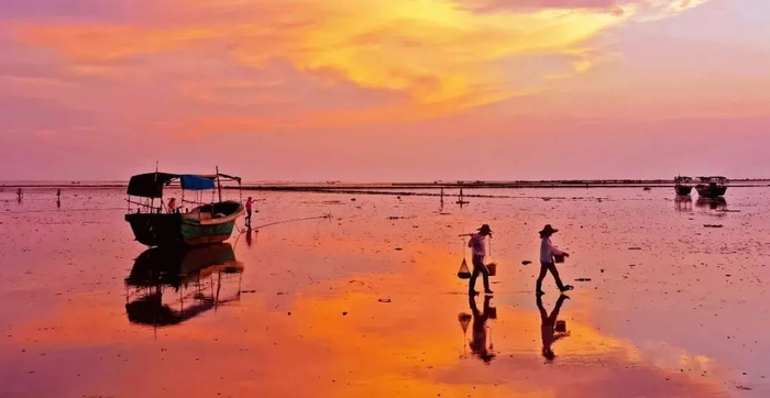 夕阳下，渔民归家。罗锦屏 摄