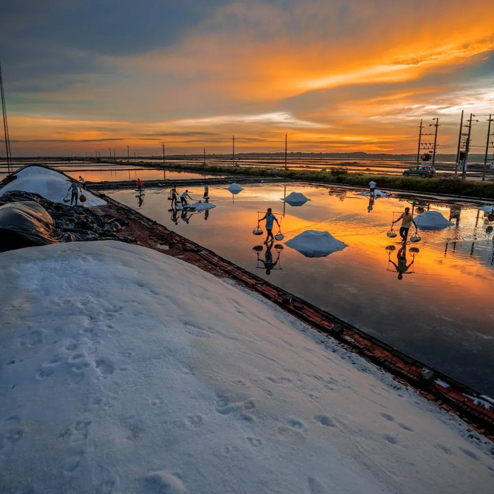 霞光彩照，盐丘胜雪。李树雄 摄