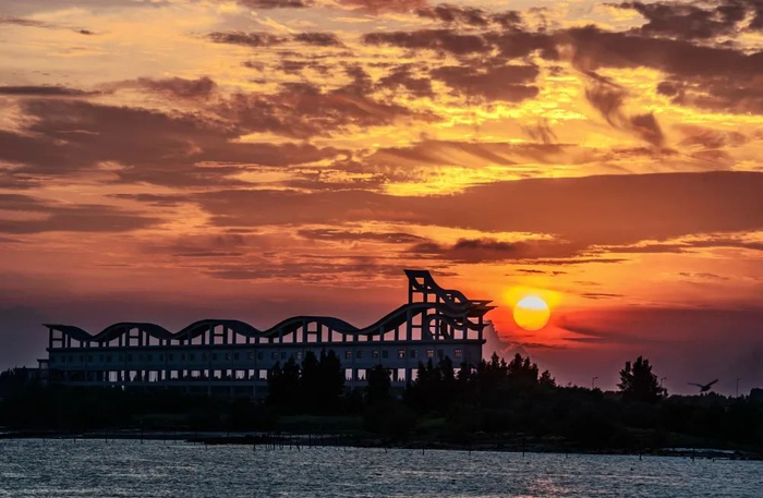 霞光万道，蛟龙吐珠。陈永明 摄