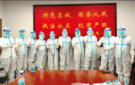 皇岗边检站执勤一队巾帼组女警出征闭环执勤前合影。（来源：皇岗边检站）