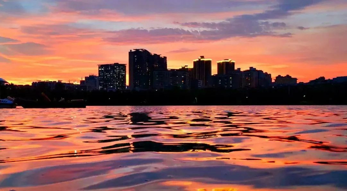 夕阳抚摸下，月亮湖湖面流光溢彩。陈永锋 摄