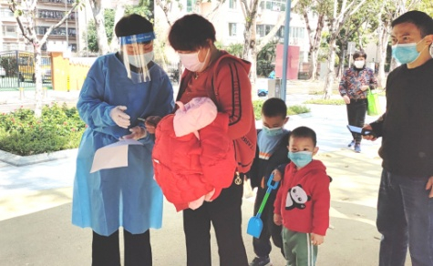 皇岗边检站女民警积极投身社区抗疫服务一线。（来源：皇岗边检站）