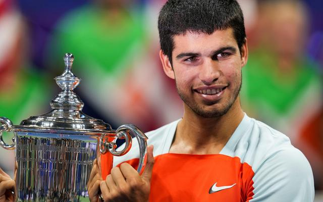 阿尔卡拉斯捧起冠军奖杯。  图/新华社