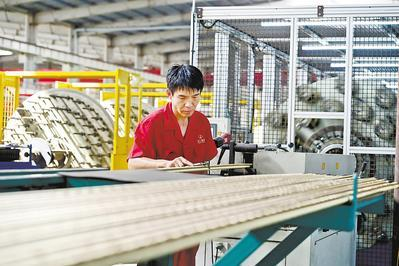     近日，在景县河北远大集团车间内，工人正检查编织成型的胶管管径。    河北日报记者    焦 磊摄