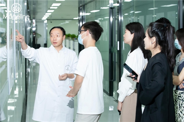 　　麦吉丽高级研发科学家张金龙介绍麦吉丽学术研究成果