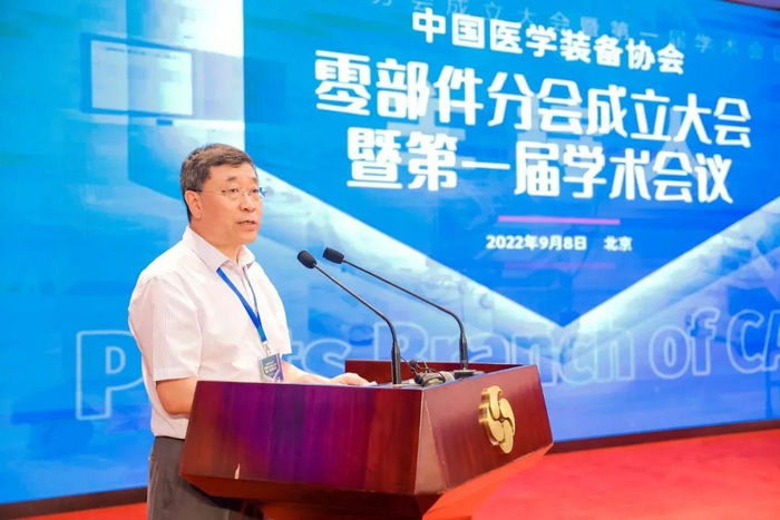 　　仪综所常务副所长石镇山主持