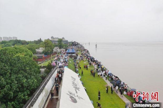 民众在钱塘江畔观潮　张雨滴　摄