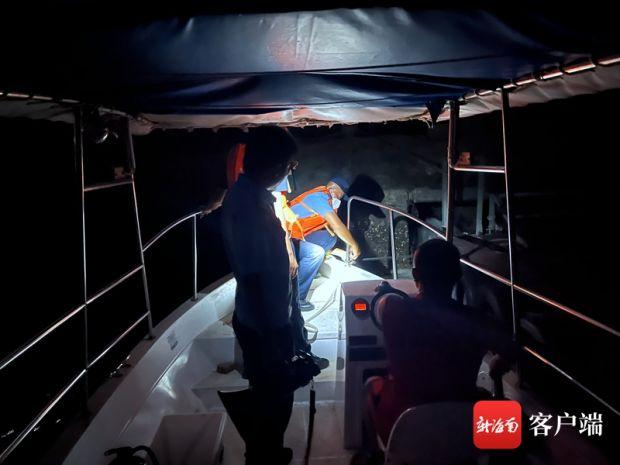 　　民警找到被困渔民。图片由海岸警察提供