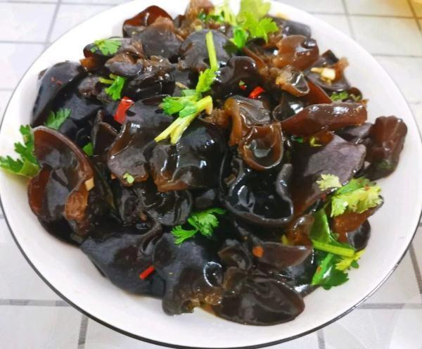 ▲ 推荐吃法：凉拌木耳