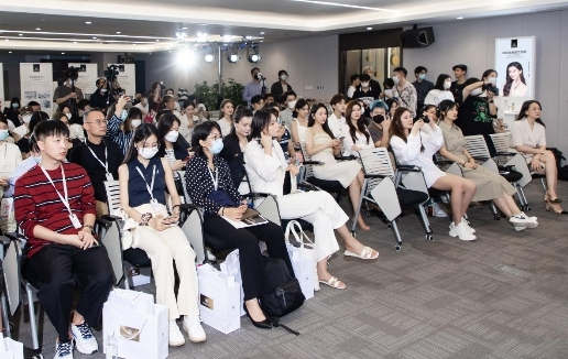 　　麦吉丽媒体开放日提问群访环节