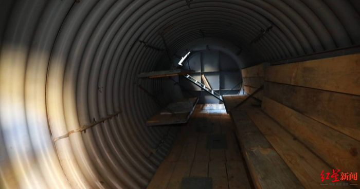 ↑防空洞内部配备有木制床