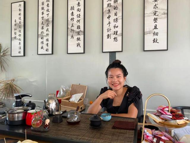 培训后，横栏镇的“探花姐姐”可以自己接单，以前都是丈夫坐在这里谈生意。新京报记者 王霜霜 摄