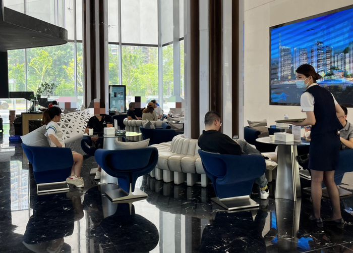 9月7日11时许，多批购房者在看房。时代周报记者摄