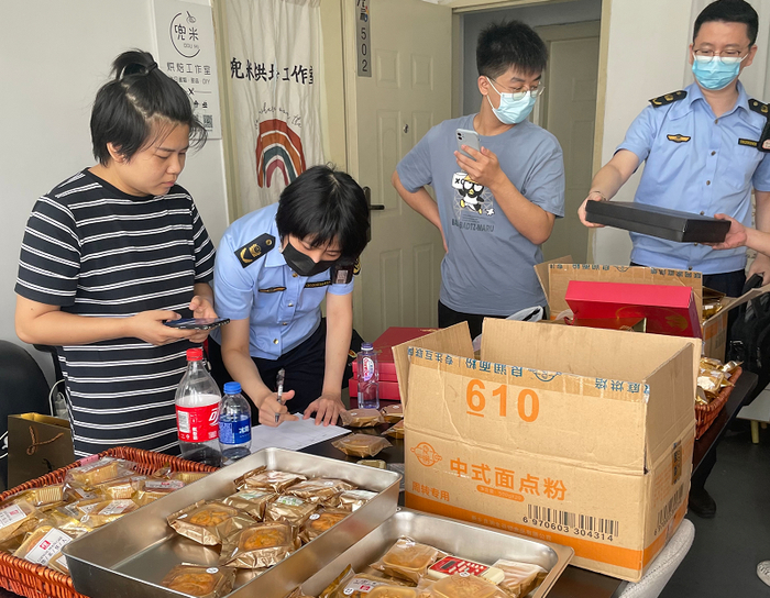 执法人员现场查获非法生产的月饼。 资料图片