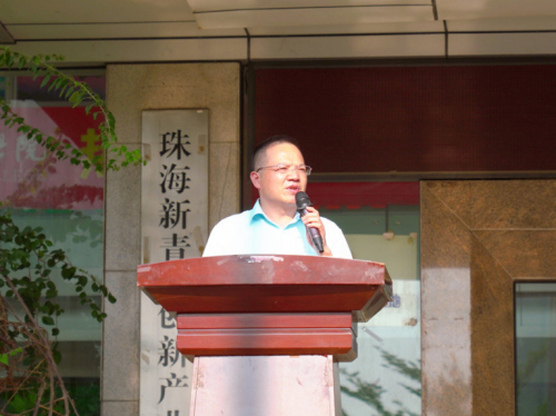 　　学校党支部书记莫拥军发言