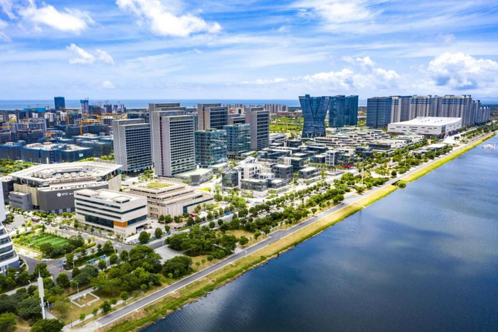 滨海新城东南大数据产业园，吸纳中电数据、数字云计算、贝瑞基因、网龙网络、湛华科技、达华智能等800多家企业入驻。姜亮　摄