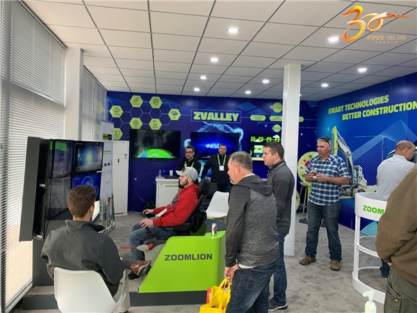 　　△2020美国展上,客户在现场体验中联重科5G远程操作挖掘机