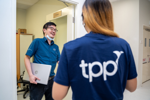 　　KPJ白沙罗专家医院2药剂师激动地与智凰科技员工分享使用SystmOne的心情