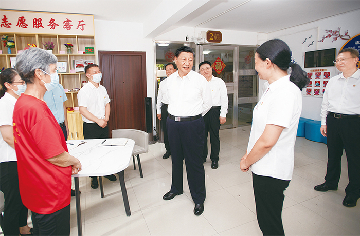 2022年6月28日，中共中央总书记、国家主席、中央军委主席习近平在湖北省武汉市考察。这是28日下午，习近平在东湖高新区左岭街道智苑社区志愿服务客厅，向社区工作者、下沉党员干部、志愿者了解基层疫情联防联控机制运行情况。 新华社记者 谢环驰/摄