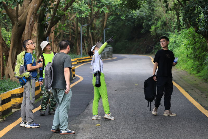 ▲采访团在专家指导下沿途采访。 深圳晚报记者 陈玉 摄