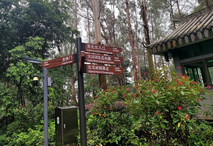 ▲从龙珠门沿盘山公路行走3200米后，可见茶光出入口方向路牌。 深圳晚报记者 罗明 摄