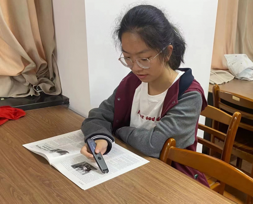 　　合肥市第八中学学生试用有道词典笔