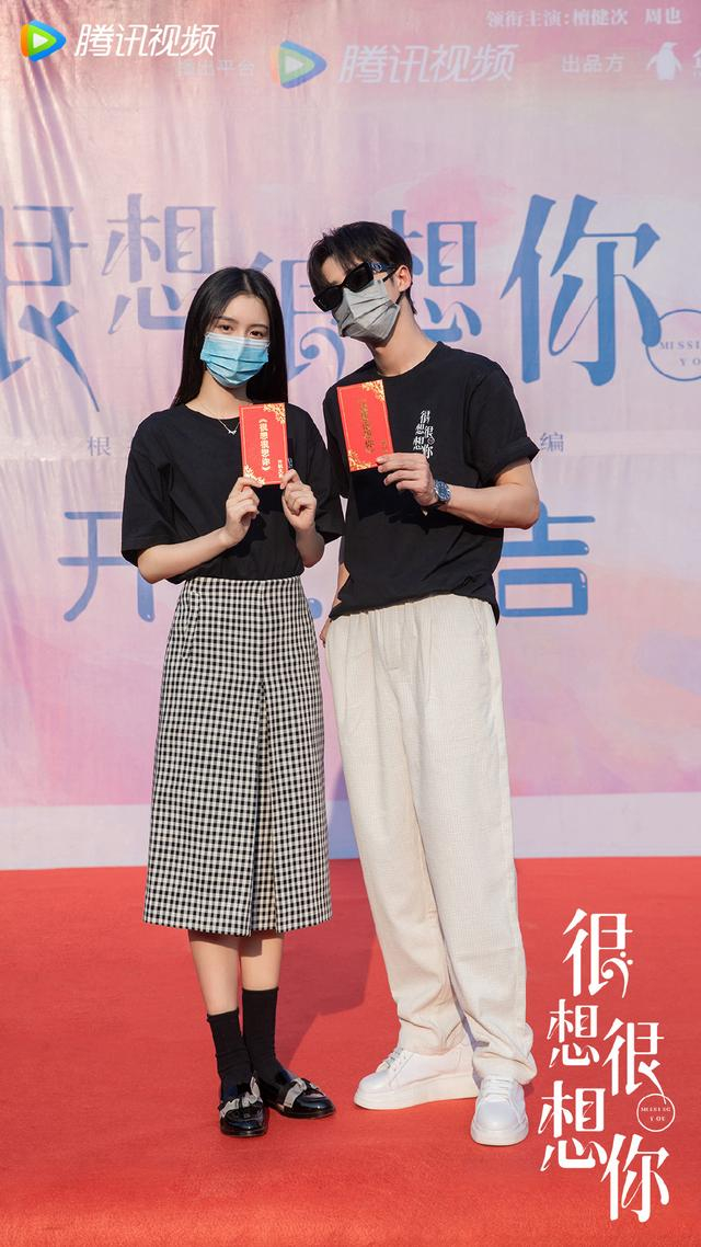 开机照。  图片来自官方微博