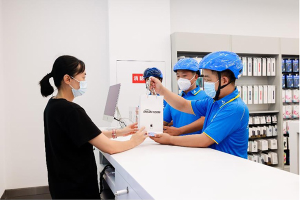 　　达达快送骑士在订单附近的门店取货iPhone 14新机