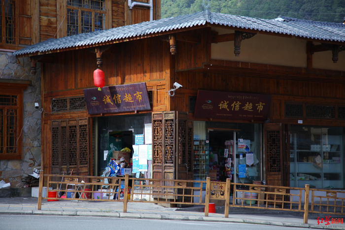 ↑街头上恢复经营的超市