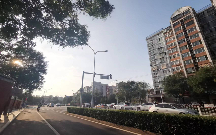 与大红门0004地块北侧一路之隔的是建新苑四里南区、建新苑三里，均为2000年左右建成的房子。
