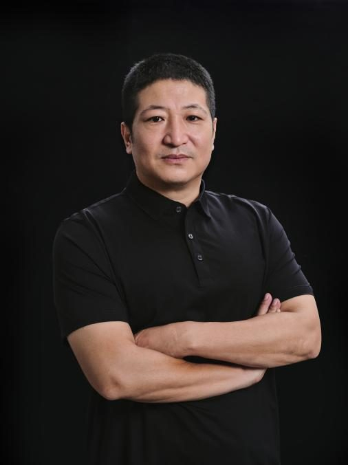 　　熊松涛 中国工艺美术大师、非物质文化遗产景泰蓝传承人、熊氏珐琅第三代掌门人