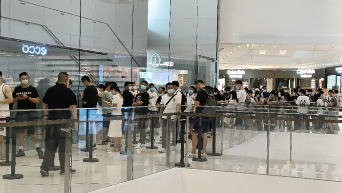 广州天环广场苹果直营店外排队的人群，图源：时代周报记者摄