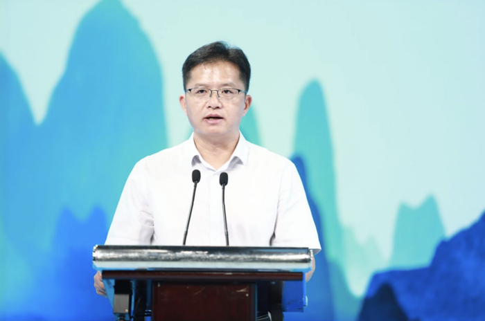 　　罗城仫佬族自治县党委书记 张联松