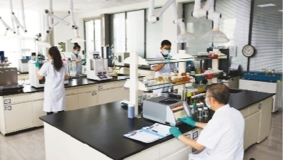         优尼克（营口）石油化工有限公司科研实验室的工作人员正在紧张忙碌着。