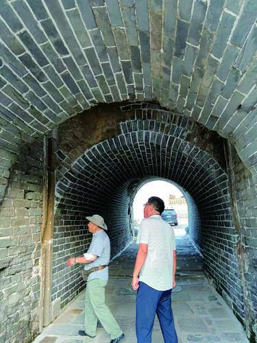 专家现场进行指导，修缮永平府城墙。